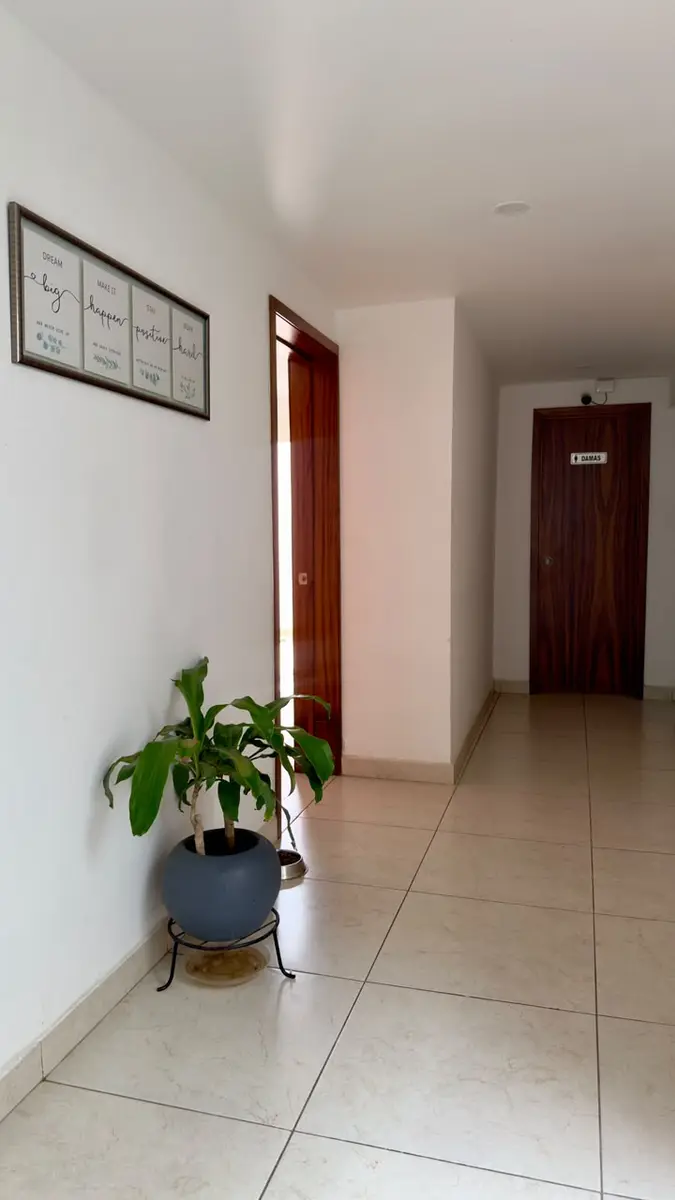 Pasillo interior de las oficinas de AMURA Consultoras