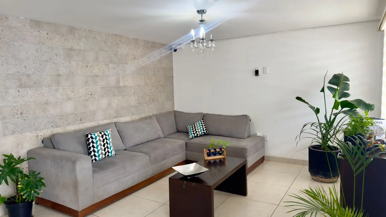 Sala de atención en las oficinas de AMURA Consultoras